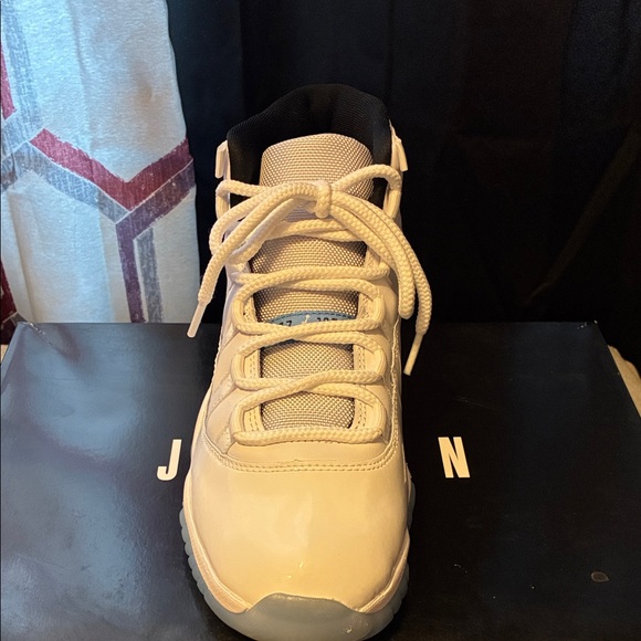 Jordan Athletic Shoes White and Blue - Picture 3 of 15